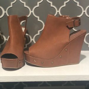 Camel wedges